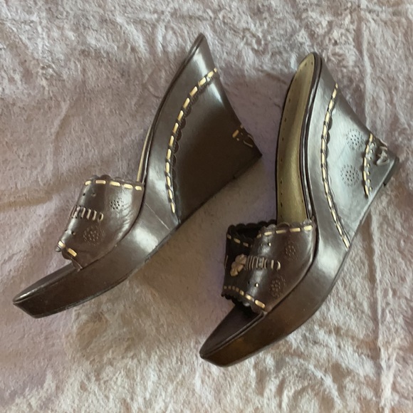 Chocolate brown platform slides with gold accents and laser cutouts - Picture 2 of 5